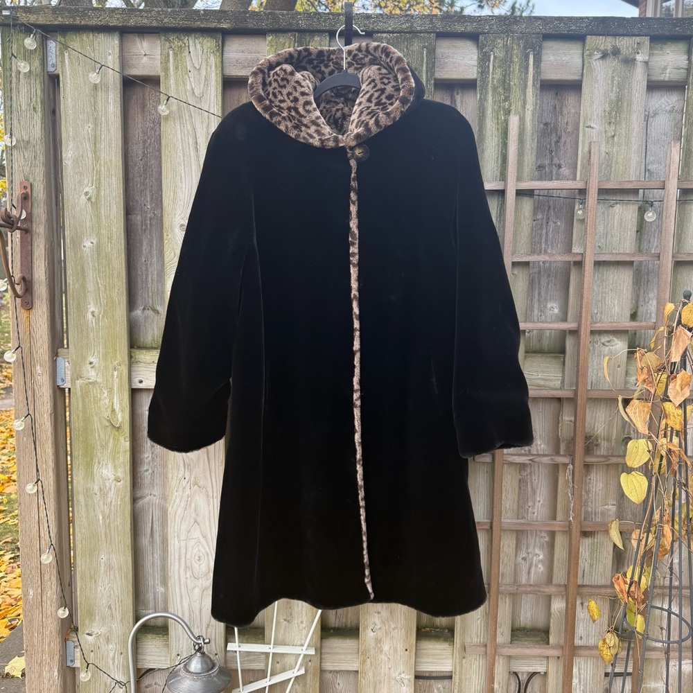 Elegant Black Teddy Jacket with Leopard Trim